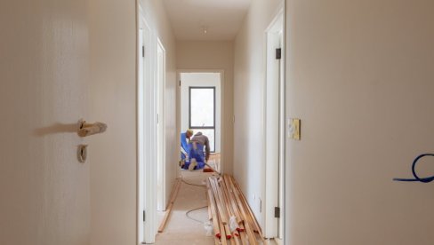 RENOVIRANJE OD 440 DO 550€ PO KVADRATU: Koliko koštaju nove instalacije u stanu, stolarija i keramički radovi RENOVIRANJE OD 440 DO 550€ PO KVADRATU: Koliko koštaju nove instalacije u stanu, stolarija i keramički radovi