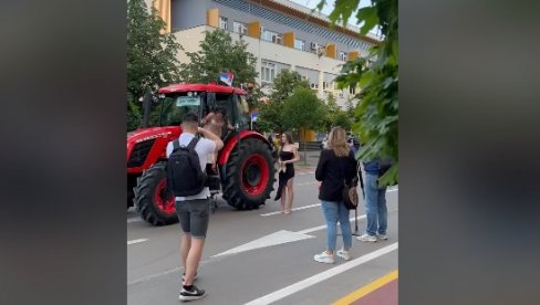 NEDELJKA NA MATURU DOŠLA TRAKTOROM: Banjaluka je večeras centar mladosti i lepote (VIDEO) NEDELJKA NA MATURU DOŠLA TRAKTOROM: Banjaluka je večeras centar mladosti i lepote (VIDEO)