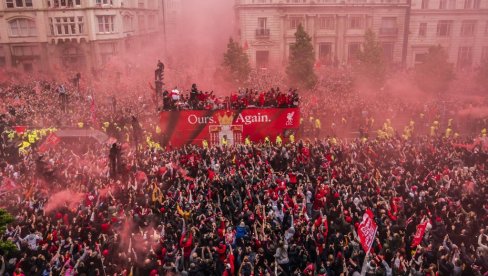 UŽAS NA PROSLAVI TITULE LIVERPULA: Uleteo automobilom u masu ljudi, skoro 50 povređenih (FOTO/VIDEO) UŽAS NA PROSLAVI TITULE LIVERPULA: Uleteo automobilom u masu ljudi, skoro 50 povređenih (FOTO/VIDEO)