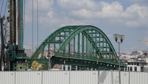 НАД РЕКОМ ЛЕБДИ САМО ЗЕЛЕНИ ЛУК: Стари савски мост, који се демонтира и полако нестаје, одсечен је од обе обале Саве