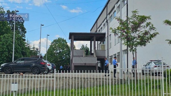 НОВИ ЕСКАЛАТОРНИ ПОТЕЗ КУРТИЈА И ПРИШТИНЕ: Тзв. косовска полиција упала у просторије Спортско-туристичке организације Лепосавић (ВИДЕО) НОВИ ЕСКАЛАТОРНИ ПОТЕЗ КУРТИЈА И ПРИШТИНЕ: Тзв. косовска полиција упала у просторије Спортско-туристичке организације Лепосавић (ВИДЕО)
