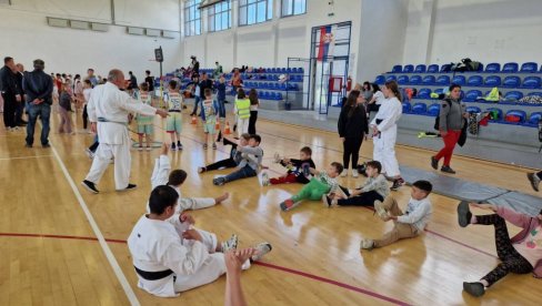 DECA UŽIVALA I U ZAJEČARU! Mali sajam sporta još jednom oduševio mališane (FOTO) DECA UŽIVALA I U ZAJEČARU! Mali sajam sporta još jednom oduševio mališane (FOTO)