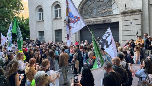 DOŠLI DA ISTERAJU STUDENTE KOJI HOĆE DA UČE: Ćerka srbomrsca pritiska policiju da udovolji blokaderskim zahtevima