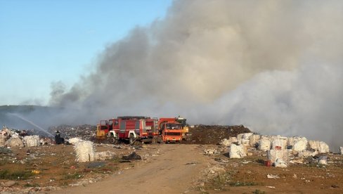 ПОД ВАТРОМ ХЕКТАР СМЕЋА: Пожар на Градској депонији у Краљеву (ФОТО)