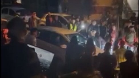 BLOKADERI NAPALI DEKANA: Haos ispred Bogoslovskog fakulteta (VIDEO) BLOKADERI NAPALI DEKANA: Haos ispred Bogoslovskog fakulteta (VIDEO)