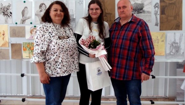 НОВЕ ДИМЕНЗИЈЕ НАДАРЕНЕ ДЕВОЈЧИЦЕ: Самостална изложба у ОШ Светозар Милетић даје ветар у леђа талентованој ученици Анђели Ђурђић НОВЕ ДИМЕНЗИЈЕ НАДАРЕНЕ ДЕВОЈЧИЦЕ: Самостална изложба у ОШ Светозар Милетић даје ветар у леђа талентованој ученици Анђели Ђурђић