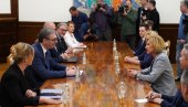 ВУЧИЋ СА КОНГРЕСМЕНКОМ ТЕНИ: Копредседавајућој српском кокусу председник уручује орден (ВИДЕО) ВУЧИЋ СА КОНГРЕСМЕНКОМ ТЕНИ: Копредседавајућој српском кокусу председник уручује орден (ВИДЕО)