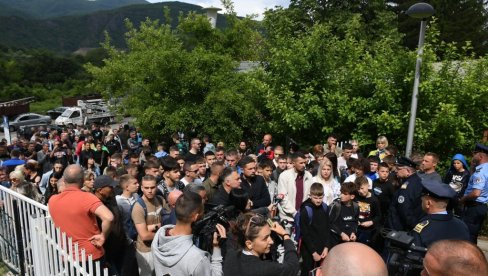 SAMO HOĆEMO DA TRENIRAMO: Protest u Leoosavicu zbog zatvaranja Sportske hale (FOTO) SAMO HOĆEMO DA TRENIRAMO: Protest u Leoosavicu zbog zatvaranja Sportske hale (FOTO)