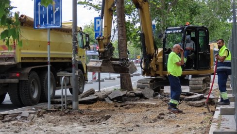 RADOVI NA NAJPROMETNIJEM NOVOSADSKOM BULEVARU: Počela rekonstrukcija još 81 parking mesta RADOVI NA NAJPROMETNIJEM NOVOSADSKOM BULEVARU: Počela rekonstrukcija još 81 parking mesta