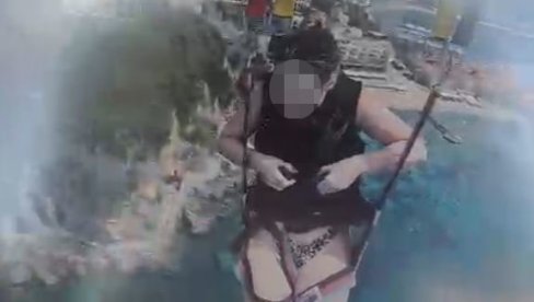 UZNEMIRUJUĆE Kamera zabeležila horor u Budvi: Devojka (19) odvezala pojas i pala sa više od 50 metara visine UZNEMIRUJUĆE Kamera zabeležila horor u Budvi: Devojka (19) odvezala pojas i pala sa više od 50 metara visine