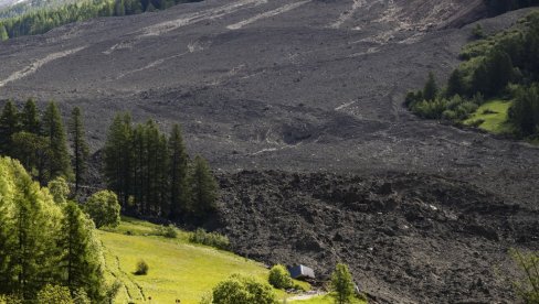 VOJSKA TRAGA ZA NESTALIM MUŠKARCEM: Glečer zatrpao deo švajcarskog sela Blaten VOJSKA TRAGA ZA NESTALIM MUŠKARCEM: Glečer zatrpao deo švajcarskog sela Blaten