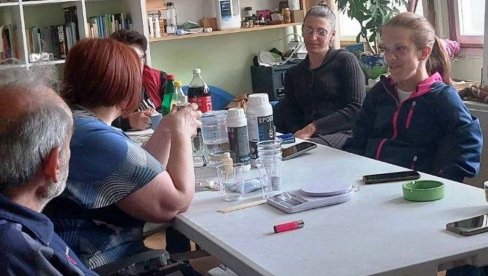 ИЗРАДА НАКИТА ОД ЕПОКСИ СМОЛЕ: Прва радионица параћинског Удружења дистрофичара (ФОТО) ИЗРАДА НАКИТА ОД ЕПОКСИ СМОЛЕ: Прва радионица параћинског Удружења дистрофичара (ФОТО)