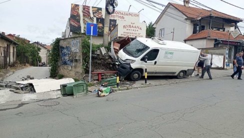 КОМБИЈУ ОТКАЗАЛЕ КОЧНИЦЕ: У Калуђерици возило слетело са пута и ударило у зид