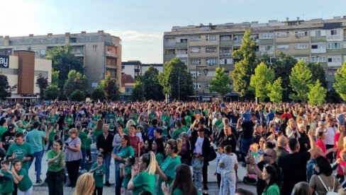 „RAZIGRANE ULICE“: Predškolci plesali na centralnom trgu u Leskovcu „RAZIGRANE ULICE“: Predškolci plesali na centralnom trgu u Leskovcu