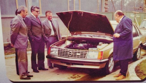 I LEPA BRENA JE KUPILA AUTO U KIKINDI: Neobična izložba otkriva priču o čuvenoj opel kockici i životu u 80. godinama prošlog veka (FOTO) I LEPA BRENA JE KUPILA AUTO U KIKINDI: Neobična izložba otkriva priču o čuvenoj opel kockici i životu u 80. godinama prošlog veka (FOTO)