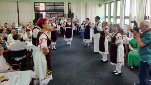 GODINE NISU PREPREKA ZA DRUŽENJE: u Paraćinu održani „Prolećni susreti“ klubova za stare (FOTO) GODINE NISU PREPREKA ZA DRUŽENJE: u Paraćinu održani „Prolećni susreti“ klubova za stare (FOTO)