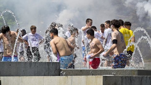 ПОСЛЕ ШКОЛСКОГ ЗВОНА -  ТРУБАЧИ, БАКЉЕ И КУПАЊЕ: Осмаци завршили школску годину, па партијали, али их тек чека мала матура (ФОТО)