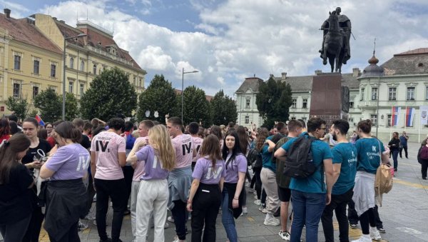 ПРОСЛАВЉАЈУ КРАЈ ШКОЛОВАЊА: Зрењанински матуранти уз трубаче на Тргу (ФОТО) ПРОСЛАВЉАЈУ КРАЈ ШКОЛОВАЊА: Зрењанински матуранти уз трубаче на Тргу (ФОТО)