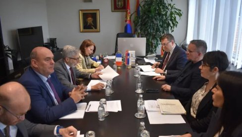 ФРАНЦУСКИ ЈЕЗИК УЧИ 60.000 СРПСКИХ ЂАКА: Министар просвете Дејан Вук Станковић са амбасадором Пјером Кошаром ФРАНЦУСКИ ЈЕЗИК УЧИ 60.000 СРПСКИХ ЂАКА: Министар просвете Дејан Вук Станковић са амбасадором Пјером Кошаром