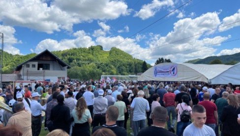 CELO SELO ČEKA VUČIĆA: Vesela atmosfera kod Kosjerića (FOTO) CELO SELO ČEKA VUČIĆA: Vesela atmosfera kod Kosjerića (FOTO)