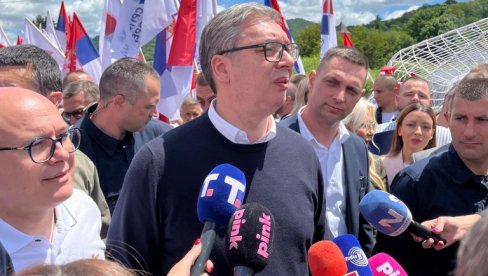 VUČIĆ U KOSJERIĆU: Predsednik sa građanima u selu Seča Reka (FOTO/VIDEO)