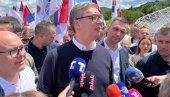 VUČIĆ U KOSJERIĆU: Predsednik sa građanima u selu Seča Reka (FOTO/VIDEO)