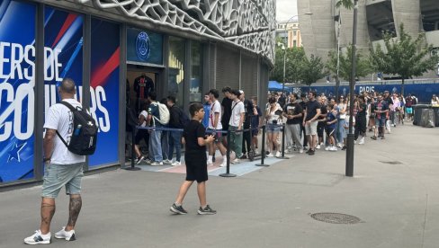 ЦРВЕНО-ПЛАВА ГРОЗНИЦА: Како се Париз спрема за вечерашње финале