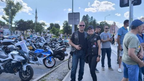 „ВОЛИМО МОТОРЕ, ОВО НАМ ЈЕ ХОБИ“: Брачни пар бајкера одушевљен боравком у Бањалуци (ФОТО/ВИДЕО)