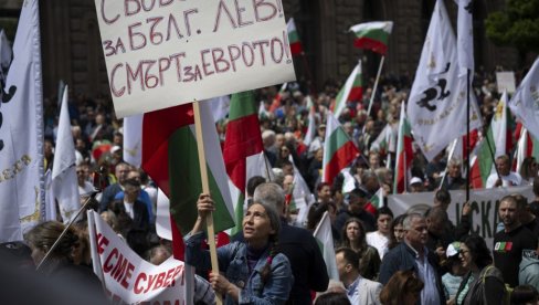 БУГАРИ УСТАЛИ ПРОТИВ ЕВРА: Хиљаде људи на митингу у Софији БУГАРИ УСТАЛИ ПРОТИВ ЕВРА: Хиљаде људи на митингу у Софији