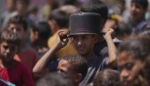 NEKI SU ČEKALI U REDU ZA HRANU: U pojasu Gaze danas ubijeno najmanje 30 Palestinaca