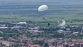DRAMA NA NEBU IZNAD VRŠCA: Paraglajderista morao da otvori rezervni padobran, srećom nije povređen