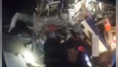 NADVOŽNJAK PAO NA VOZ: Teška nesreća u Rusiji, u toku je spasavanje putnika ima žrtava (VIDEO)