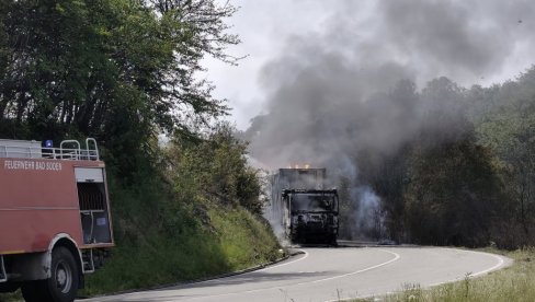 ЕКСПЛОЗИЈА КОД ПЛАВНЕ: Запалио се камион са плинским боцама на путу Плавна - Штубик - Неготин ЕКСПЛОЗИЈА КОД ПЛАВНЕ: Запалио се камион са плинским боцама на путу Плавна - Штубик - Неготин