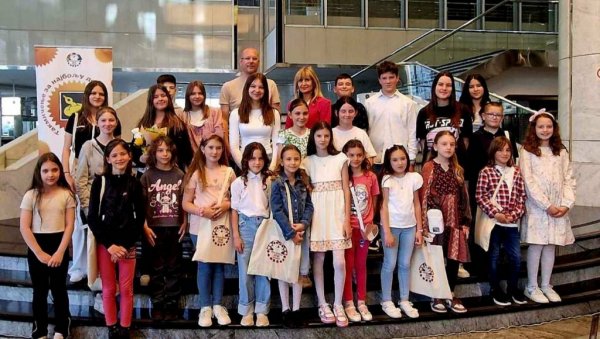 ПАРАЋИНКАМА НАГРАДЕ ЗА КАРИКАТУРУ: Две ученице освојиле трећа места на конкурсу „Мали Пјер“ (ФОТО) ПАРАЋИНКАМА НАГРАДЕ ЗА КАРИКАТУРУ: Две ученице освојиле трећа места на конкурсу „Мали Пјер“ (ФОТО)