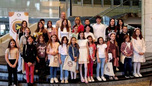 ПАРАЋИНКАМА НАГРАДЕ ЗА КАРИКАТУРУ: Две ученице освојиле трећа места на конкурсу „Мали Пјер“ (ФОТО) ПАРАЋИНКАМА НАГРАДЕ ЗА КАРИКАТУРУ: Две ученице освојиле трећа места на конкурсу „Мали Пјер“ (ФОТО)