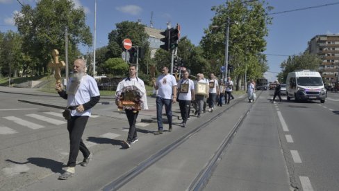 БАРЈАК НА ВРХУ АТОСА НА ПРЕОБРАЖЕЊЕ: Чланови Удружења Видовданско ходочашће кренули на пешачко поклоњење дуго 1.100 километара