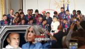 СВИ ГЛЕДАЈУ КАКО СЕ ЕМАНУЕЛ ПОНАША ПРЕМА БРИЖИТ: Она у минићу, на високим потпетицама - склонили се да прође (ВИДЕО)