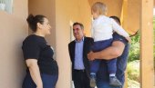 РЕШИЛИ НАЈВАЖНИЈЕ ЕГЗИСТЕНЦИЈАЛНО ПИТАЊЕ:Тајић са породицама у Звечану које су добиле нове куће