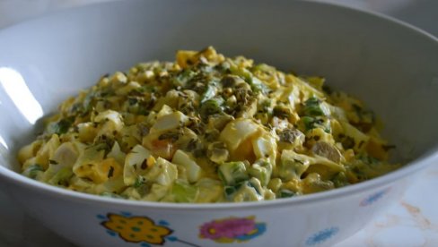 IDEALNO ZA LETO: Salata sa tikvicama, kuvanim jajima i topljenim sirom