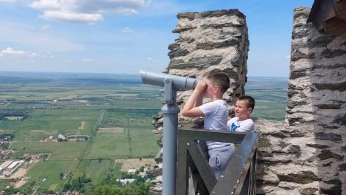НОВА АТРАКЦИЈА НА ВРШАЧКОЈ КУЛИ: Двогледом посматрају градске улице