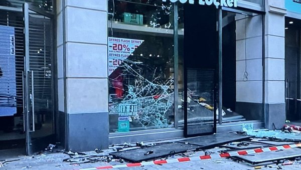 ВАНДАЛИ ИЗВЕДЕНИ ПРЕД СУДИЈУ: Париз вида ране од шампионског славља