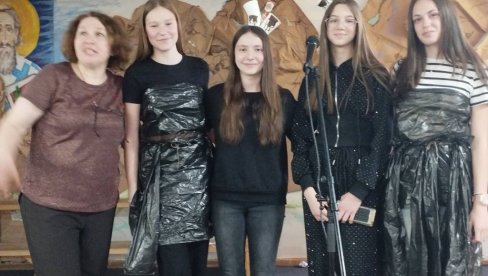 NEOBIČNA PRIREDBA ZA MALE MATURANTE: Osmaci u Osnovnoj školi Bora Stanković ispraćeni na engleskom i nemačkom NEOBIČNA PRIREDBA ZA MALE MATURANTE: Osmaci u Osnovnoj školi Bora Stanković ispraćeni na engleskom i nemačkom