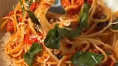 BRZO, JEDNOSTAVNO I BEZ NEREDA: Najlakša pasta iz jedne šerpe, sa spanaćem i paradajzom (VIDEO)