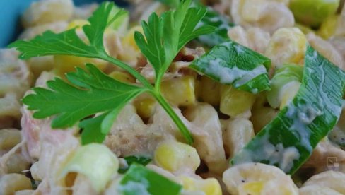 LETO JE VREME ZA BRZE, LAGANE I OSVEŽAVAJUĆE OBROKE: Hladna pasta salata sa tunjevinom