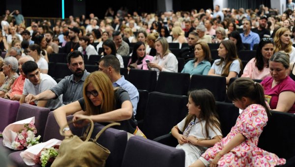 ПЛЕСАЛИ ЗА АНУ: У београдској МТС дворани одржан концерт школе Форм8 посвећен страдалој чланици ПЛЕСАЛИ ЗА АНУ: У београдској МТС дворани одржан концерт школе Форм8 посвећен страдалој чланици