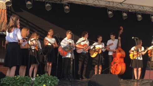 TAMBURAŠKI HITOVI U KULTURNOJ STANICI : Koncert polaznika škola tambure u Novom Sadu, Begeču i Kovilju