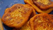БРЗИ РУЧАК ОД САМО НЕКОЛИКО САСТОЈАКА: Мекане пирошке од кромпира (ВИДЕО)