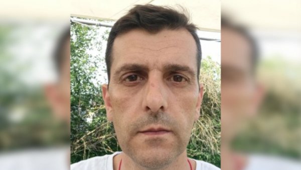 ХИТНО ПОТРЕБНА ПОМОЋ ДА НЕМАЊА (42) ЖИВИ: Отац две девојчице из Сечња бори се против ретког и агресивног карцинома (ФОТО) ХИТНО ПОТРЕБНА ПОМОЋ ДА НЕМАЊА (42) ЖИВИ: Отац две девојчице из Сечња бори се против ретког и агресивног карцинома (ФОТО)