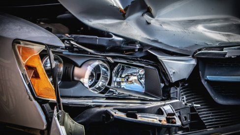 TRUDNICA ZAROBLJENA U AUTU,A MUŠKARAC LEŽI ISPRED: Teški udes na auto-putu Miloš Veliki
