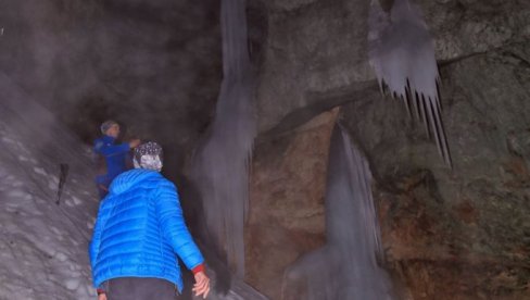 CARSTVO SNEGA I LEDA USRED JUNA: Utroba Durmitora krije hladnu pećinu ukrašenu nestvarnim prirodnim ukrasima CARSTVO SNEGA I LEDA USRED JUNA: Utroba Durmitora krije hladnu pećinu ukrašenu nestvarnim prirodnim ukrasima
